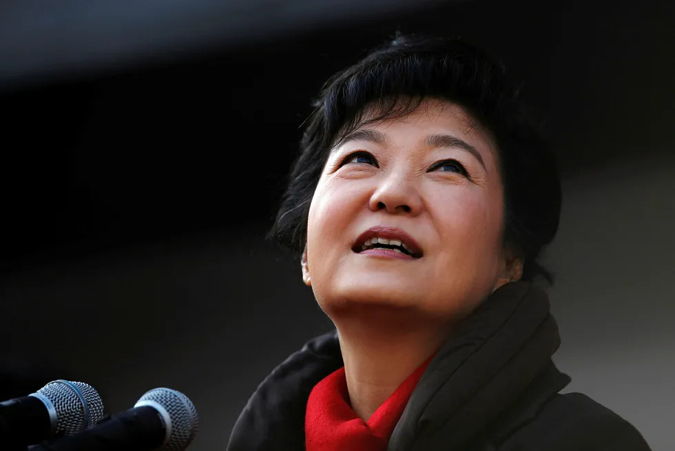 Sør-Koreas president Park Geun-hye er trukket inn i saken mot sin nære venninne Choi Soon-Sil, som anklages for å ha utnyttet sitt vennskap med presidenten til å presse flere store bedrifter for penger. Her fra en presidentkampanje i 2012. Foto: KIM HONG-JI