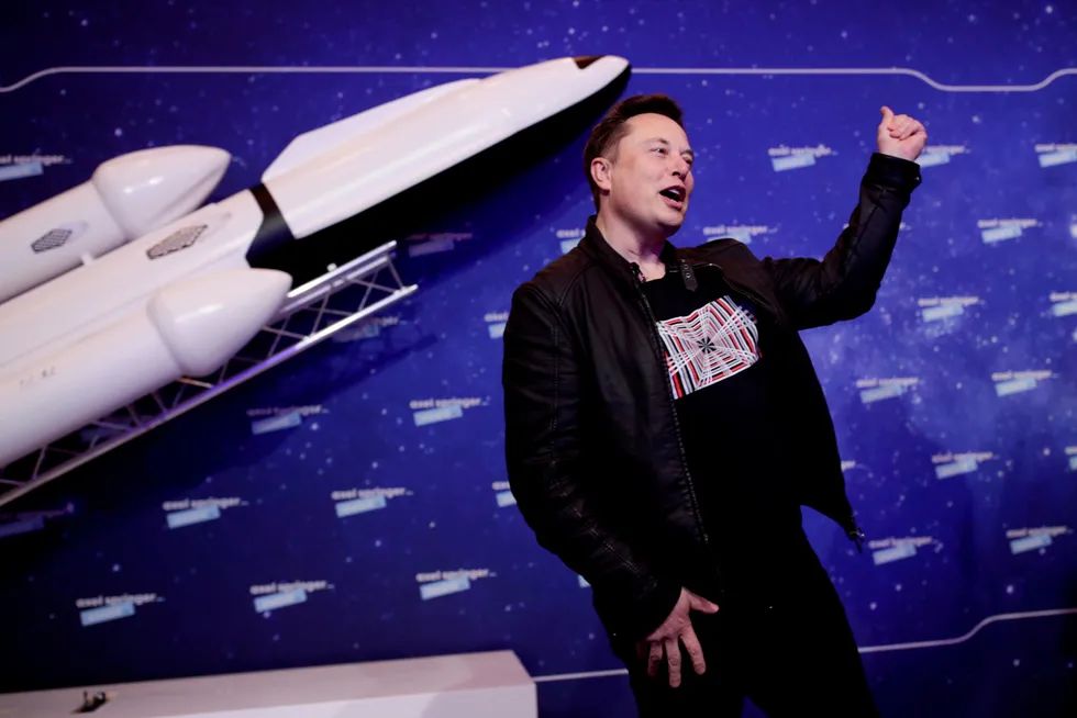 Tesla-sjefen Elon Musk er også sjef for rakettselskapet SpaceX. Musk heier på kryptovalutaen Dogecoin og lovet 1. april å ta den med til månen.