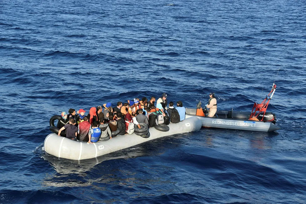 Flyktninger i Middelhavet utenfor den greske øya Lesvos, som fikk hjelp av redningsskøyta Peter Henry von Koss. Syriske flyktninger var den gruppen som økte mest i fjor. Foto: Redningsselskapet