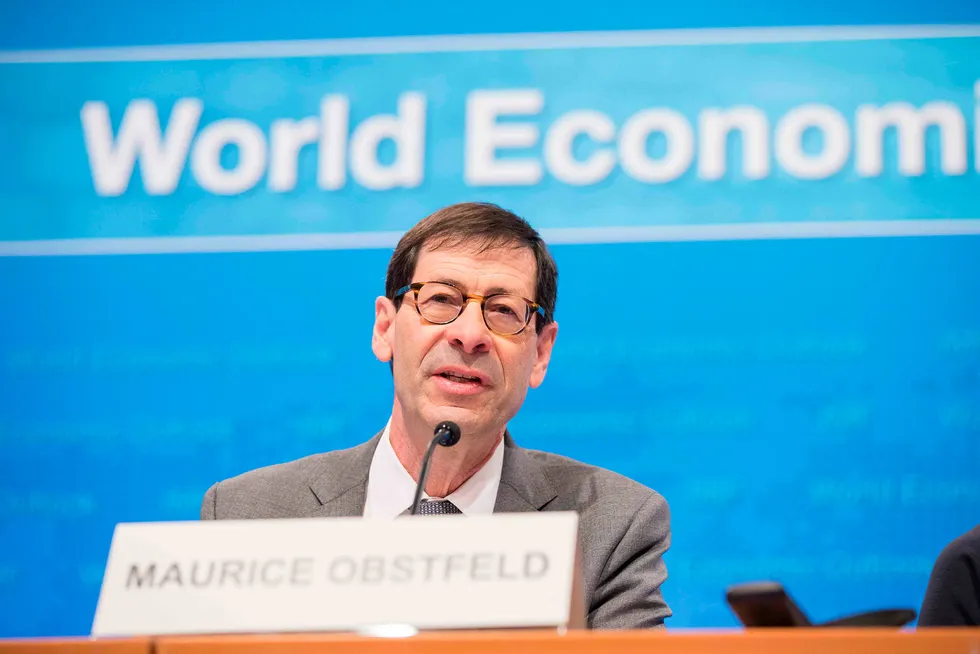 Sjeføkonom i Det internasjonale pengefondet (IMF), Maurice Obstfeld, mener risikoen for en global økonomisk nedtur øker. Her avbildet på en pressekonferanse i fjor. Foto: STEPHEN JAFFE