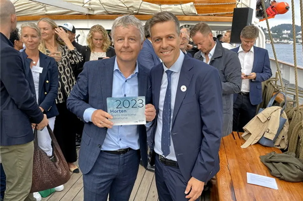 Tidligere Horten-ordfører Are Karlsen (t.v) sammen med sjøfartsdirektør Knut Aril Hareide etter utdelingen av prisen "Årets maritime kommune" under Arendalsuka 2023.