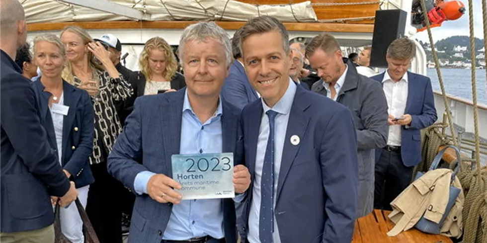 Tidligere Horten-ordfører Are Karlsen (t.v.) sammen med sjøfartsdirektør Knut Arild Hareide etter utdelingen av prisen «Årets maritime kommune» under Arendalsuka 2023.