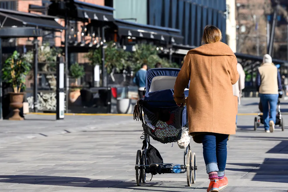 Jeg har ikke alle svar på hvordan fremtidens foreldrepengeordning bør se ut. Men vi kan begynne med å innse at dagens ordning er moden for revurdering, skriver artikkelforfatteren.