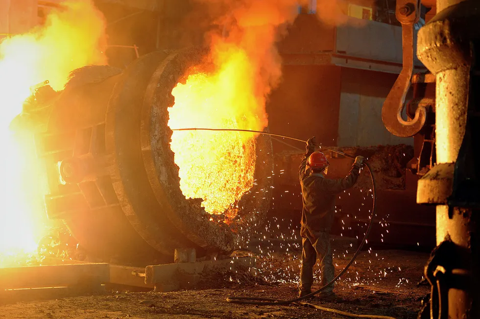 Avbildet er en kinesisk arbeider på en stålfabrikk i den kinesiske byen Hefei. USAs president Donald Trump har gått til kamp mot det han mener er urettferdig lave priser på kinesisk stål- og aluminiumsproduksjon. Foto: JIANAN YU/Reuters