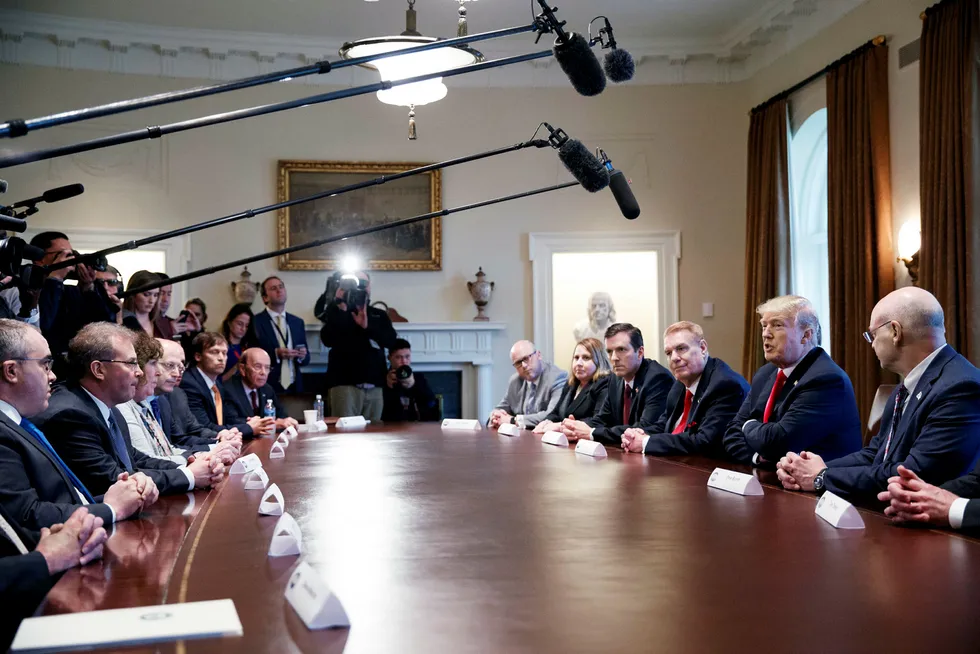EU reagerer sterkt på USAs trusler om toll. Her er president Donald Trump i møte med stål og aluminiumstopper torsdag. Foto: Evan Vucci/AP/NTB Scanpix