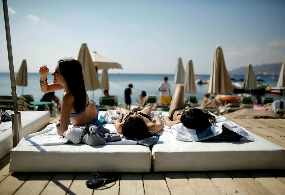 Turister solbader i den Israelske badebyen Eilat, ved Rødehavet. REUTERS/Amir Cohen/File Photo