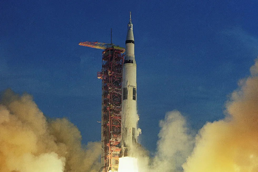 Kapasiteten i en smarttelefon kan dirigere 120 millioner Apollo-raketter samtidig, skriver artikkelforfatteren. Her blir romfartøyet Apollo 8 skutt opp med en Saturn V-rakett, 21. desember 1968. Apollo 8 var den første bemannede romferden til å gå i bane rundt månen. Foto: Ap/NTB Scanpix