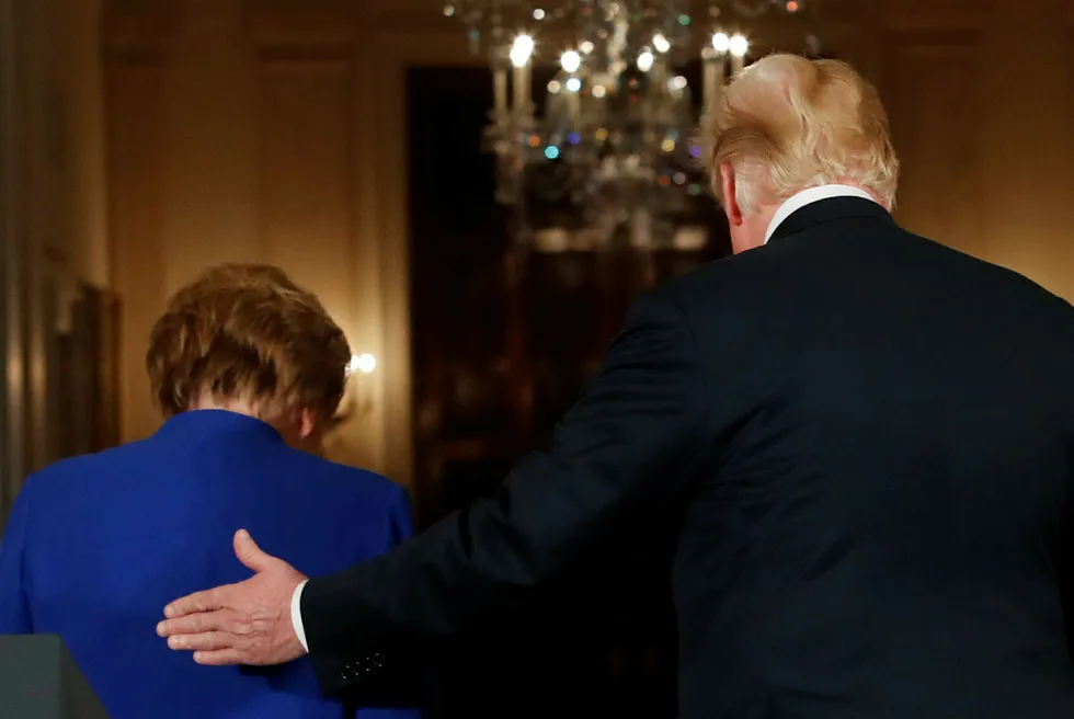 USAs president Donald Trump geleider forbundskansler Angela Merkel ut etter det korte besøket i Det hvite hus. Foto: Kevin Lamarque/Reuters/NTB Scanpix