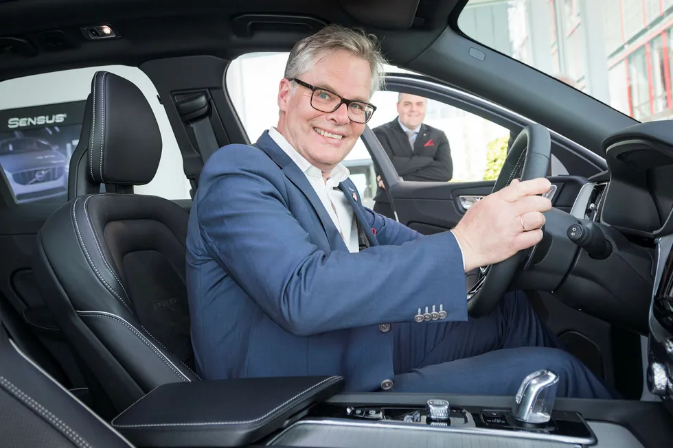 FrPs finanspolitiske talsmann Hans Andreas Limi setter seg inn i Volvos nyeste hybrid i XC60-serien. I bakgrunnen stortingsrepresentant og medlem av finanskomiteen Roy Steffensen. Foto: Gunnar Lier