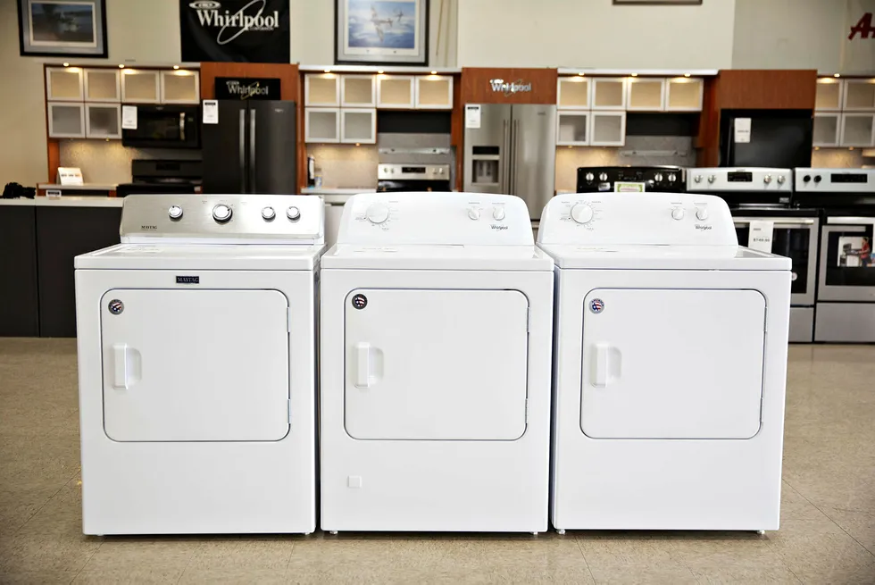 Økt toll på vaskemaskiner i USA øker prisen konsumentene må betale. Tørketromler er fritatt fra den økte tollen, men økte likevel i pris. Her tre tørketromler fra Whirlpool.