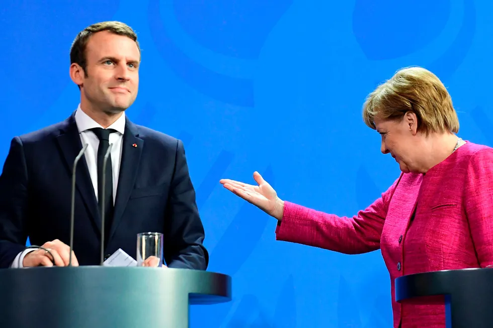 Angela Merkel gir ordet til Emmanuel Macron på en pressekonferanse i Berlin mandag. Foto: TOBIAS SCHWARZ