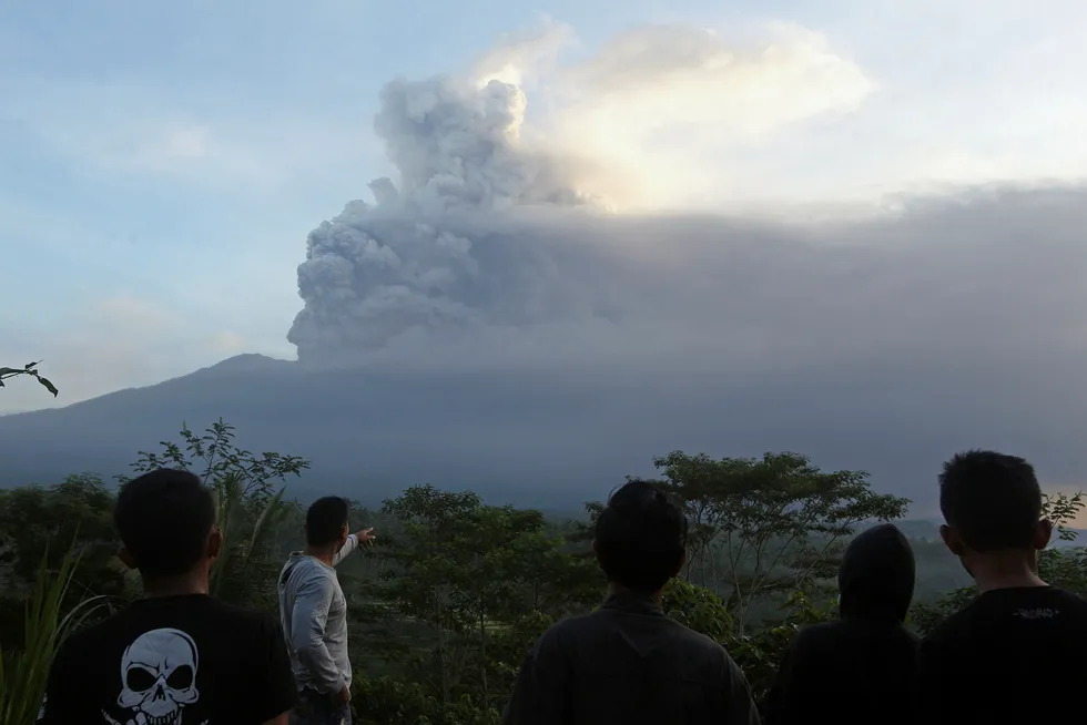 Vulkanen Agung på den populære indonesiske ferieøya Bali spydde i helgen ut aske så høyt som 4.000 meter opp i været. Foto: AP / Firdia Lisnawati / NTB scanpix