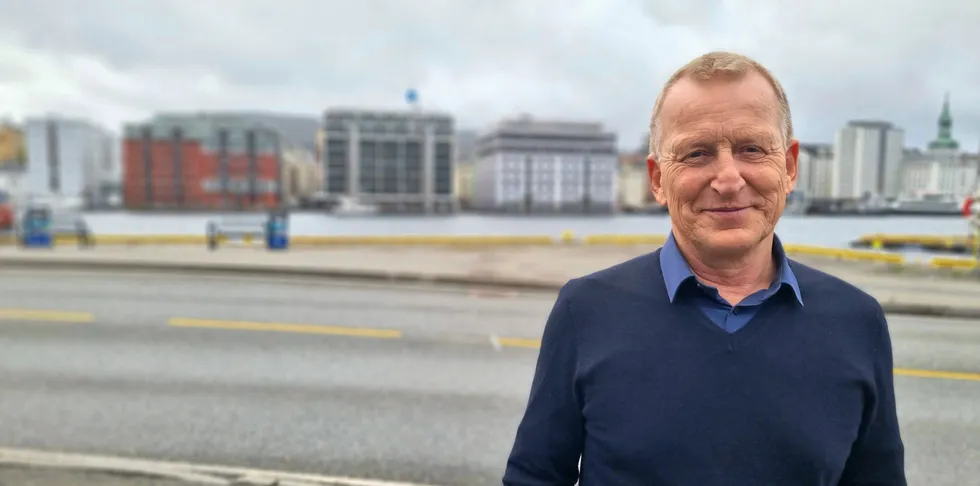Fiskarlagsleder Kåre Heggebø har lykkes med å lande kompromisset han ønsket seg i saken om fordeling av strukturgevinstene. Her på vei til Fiskarlaget Vests årsmøte i Bergen torsdag formiddag.
