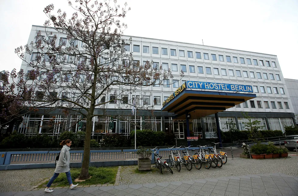 Nå viser det seg at City Hostel i Berlin, som er nabo til Nord-Koreas ambassade, faktisk er eid av diktaturet. Foto: Fabrizio Bensch/Reuters/NTB Scanpix