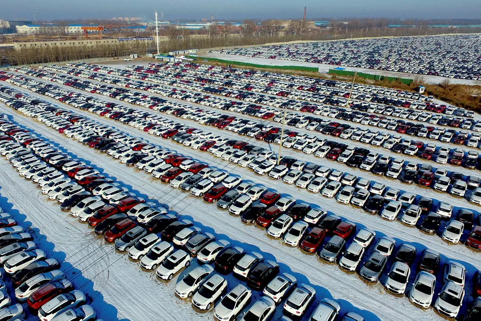 Kina produserer desidert flest personbiler i verden. Bildet viser nye biler som står parkert i byen Shenyang i Liaoning-provinsen. Foto: STR/China out/AFP photo/NTB Scanpix