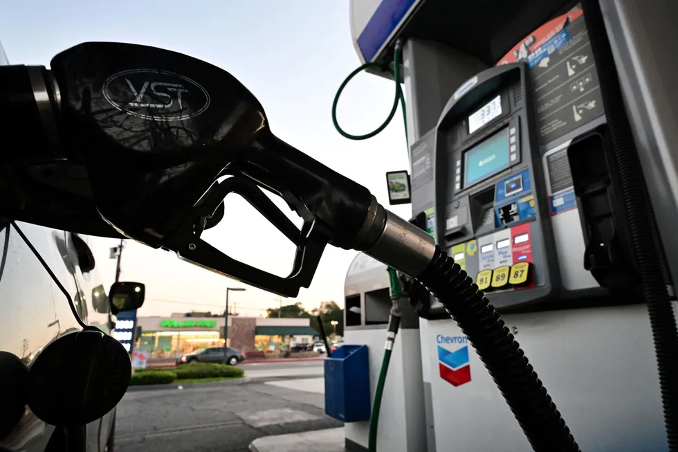 Siste tall fra amerikanske bensinlagre signaliserer lunken etterspørsel. Her fra en bensinstasjon i Los Angeles i USA. på at etterspørselen har dabbet av.