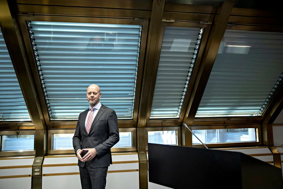 Yngve Slyngstad, administrerende direktør i NBIM (Norges Bank Investment Management), som forvalter Oljefondet, råder departementet til å dumpe Europa-aksjer og kjøpe seg opp i Nord-Amerika.