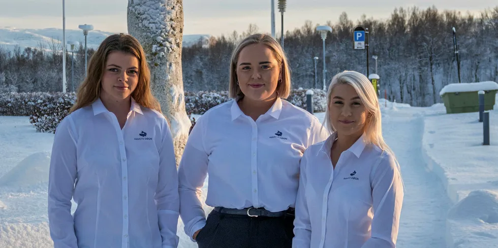 Studentene i havbruk og ledelse ved Nord universitet, Marie Sjøli (tv), Sarah Sørgård og Susanne Hardy Vik, er klar for havbrukspraksis.