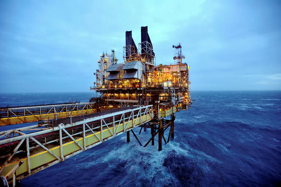 Oljeselskapet BP vil ifølge Wall Street Journal skaffe 5,5 milliarder dollar ved å selge forskjellige olje- og gassandeler i år. Avbildet er en del av BPs oljeplattform Eastern Trough Area Project i Nordsjøen. Foto: REUTERS/Andy Buchanan/Pool/NTB Scanpix
