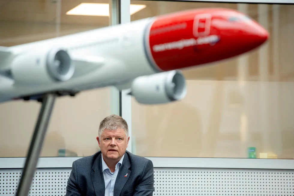 Flyselskapet Norwegian, her representert ved toppsjef Jacob Schram, kommer med kraftige anklager mot flyprodusenten Boeing.