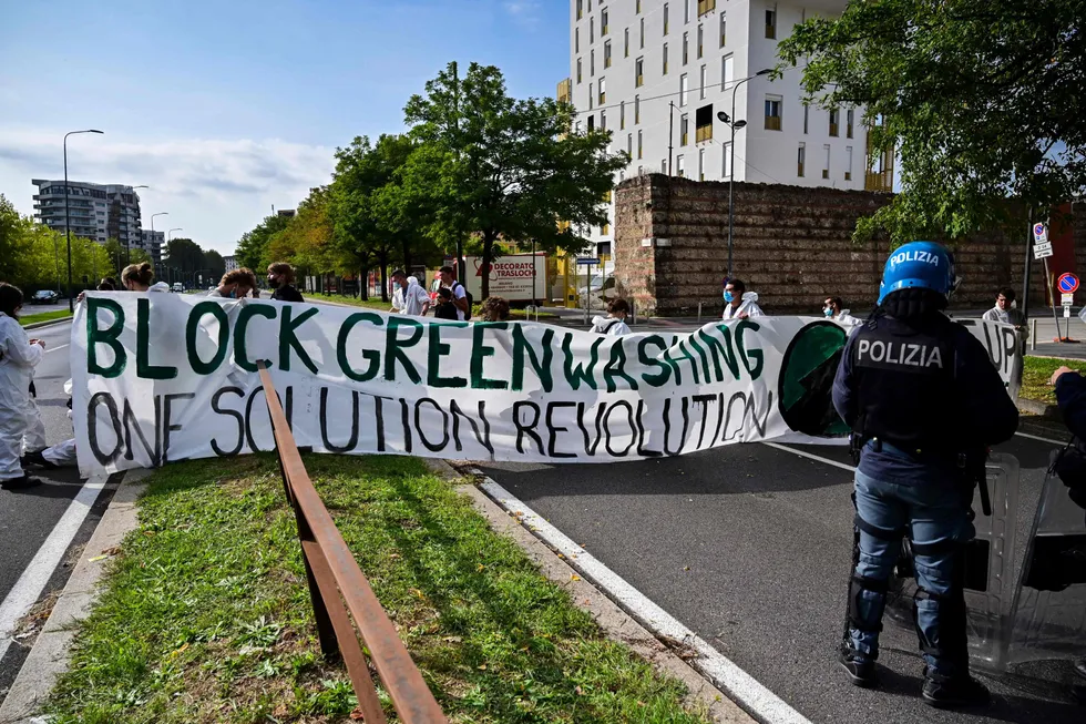 Det grønne skiftet vil omforme Europa og Norge. Demonstrasjon i Milano før årets klimatoppmøte.