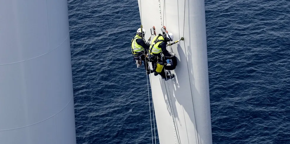 Arbeidere i klatrer oppover en av havvindturbinene i Vattenfalls Kriegers flak i Østersjøen.