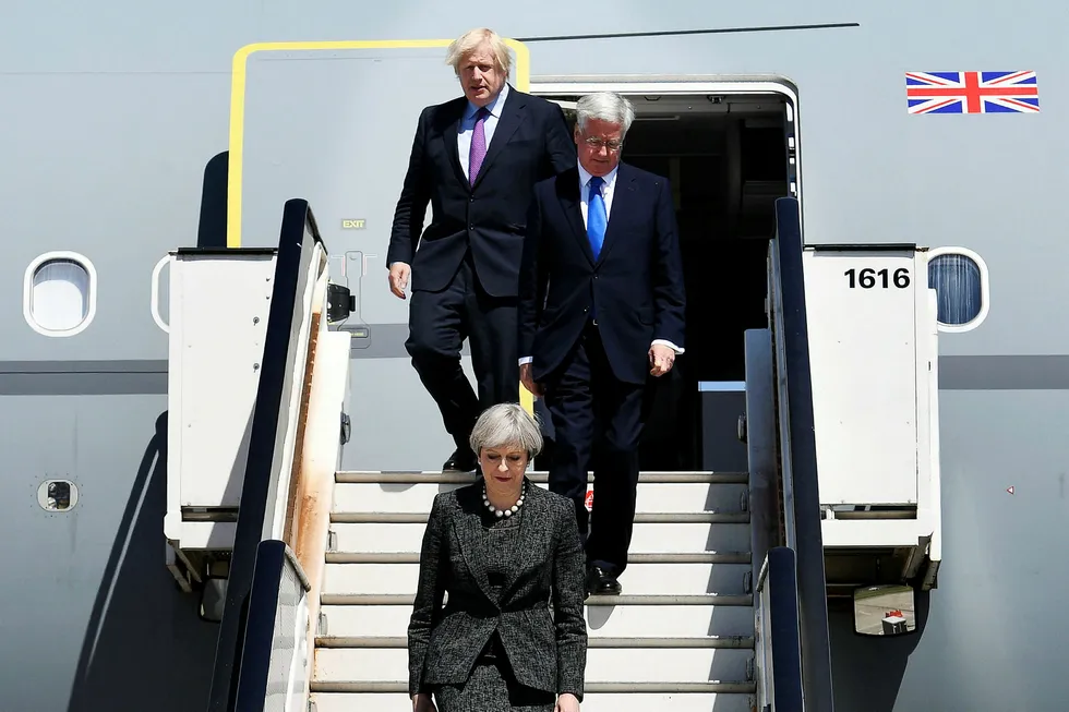 Britenes statsminister Theresa May, fulgt av forsvarsminister Michael Fallon og utenriksminister Boris Johnson på vei til et Nato-toppmøte i Brussel i mai. Foto: Stefan Rousseau/AFP/NTB Scanpix