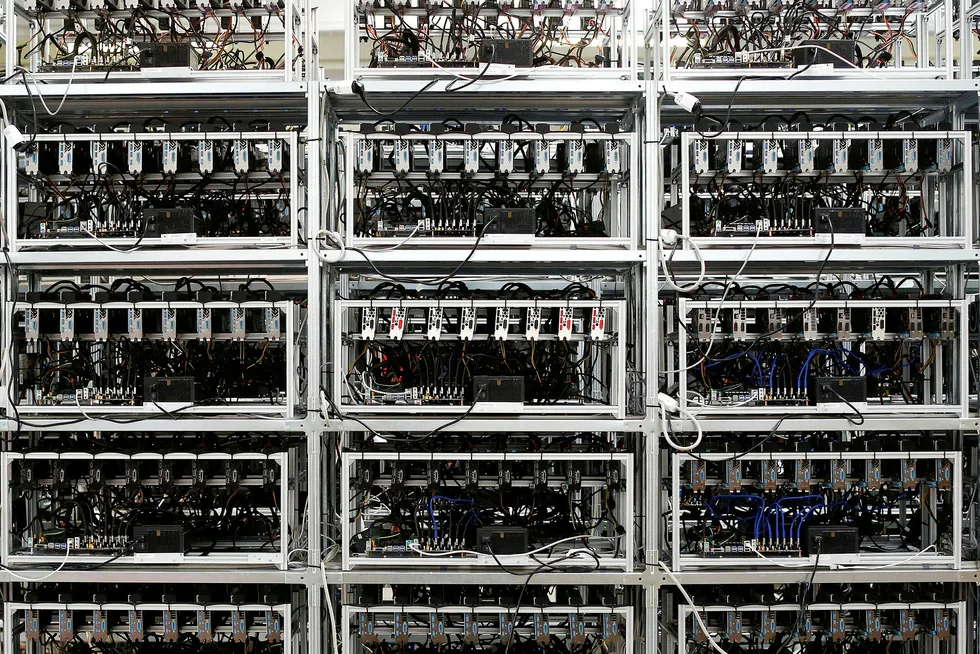 Store nyinnkjøpte datakomponenter skal ha blitt frastjålet nordmannen i Serbia. Her et arkivfoto av maskiner som driver utvinning av kryptovalutaen bitcoin.