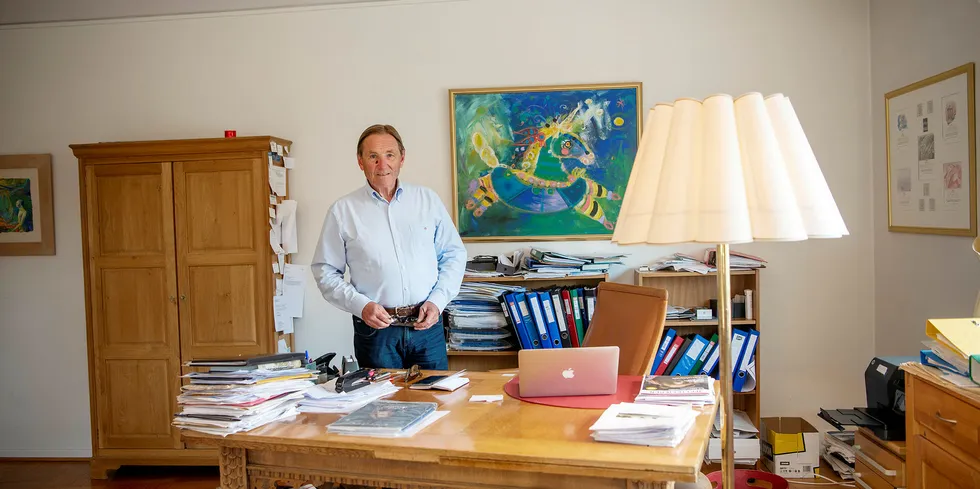 Leif Håkon Strøm er 72 år, men drar likevel på kontoret daglig - Det vi si, nå i korona-tiden har jeg for det meste holdt meg hjemme, sier han.