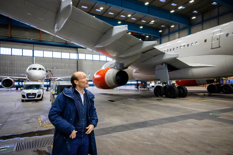 Inne på SAS' verksted på Arlanda nord for Stockholm er Anko van der Werff flere ganger i året for å treffe kolleger og se virksomheten på nært hold. Over ham er vingen på et av langdistanseflyene som trolig blir med videre gjennom konkursprosessen i USA.