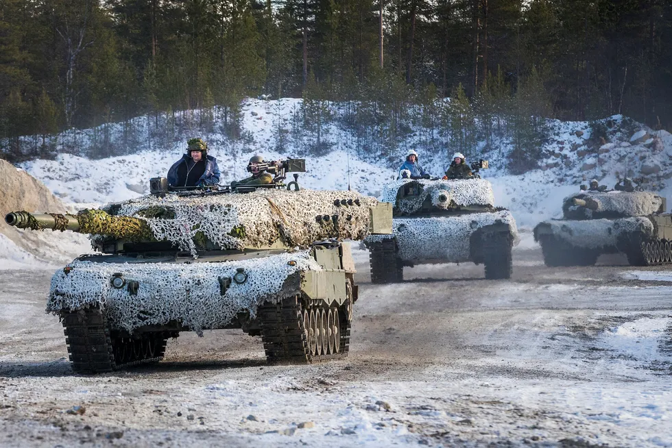 Statsminister Erna Solberg (H) og forsvarsminister Frank Bakke-Jensen (H) (bak) fikk sitte på i en Leopard 2 stridsvogn hos Brigade Nord og Panserbataljonen under militærøvelsen Trident Juncture i 2018.