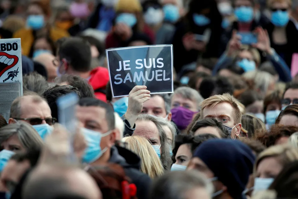 Tusenvis av mennesker samlet seg i Paris for å minnes den halshugde læreren Samuel Paty.