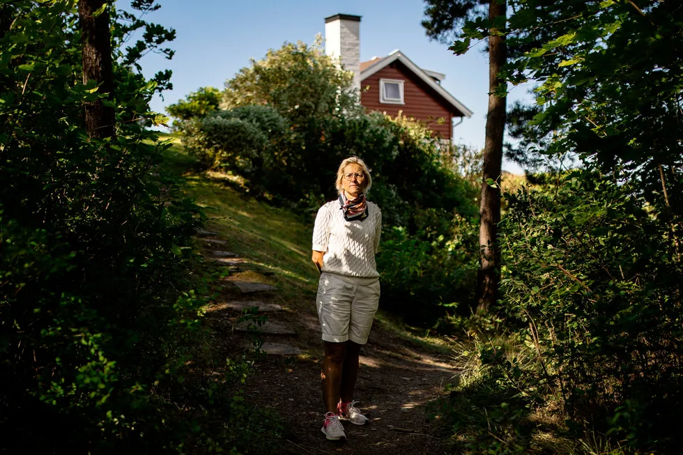 Revisorforeningens leder Karen Kvalevåg mener politiet henlegger for mange bedragerisaker. Her er hun avbildet på Lindøya, der hun har hytte.