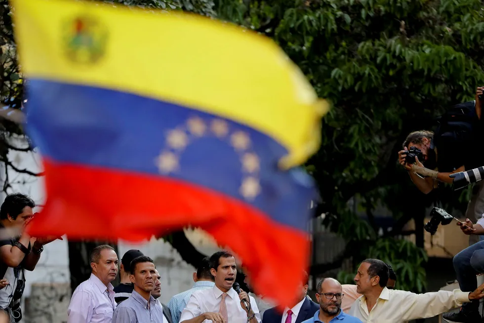 Venezuelas opposisjonsleder og selvutnevnte president Juan Guaidó kan miste immuniteten, og derved bli straffeforfulgt. På bildet taler han på et folkemøte i hovedstaden Caracas mandag.