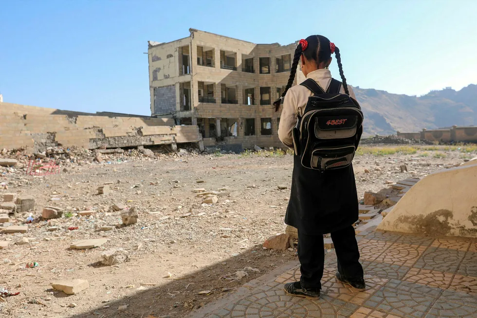 Denne skolen sør i Yemen, i byen Taiz ble skadd i et luftangrep. Foto: AFP/Ahmad AL-BASHA/NTB Scanpix
