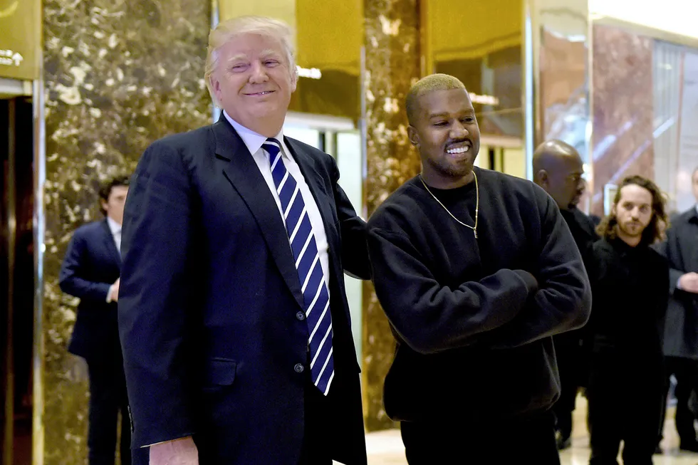 College dropout. Kanye West mener han var neddopet på opioider på grunn av smerter etter fettsuging da han besøkte president Trump i 2016. Men hva med hodet? Fascinasjonen har slått ut i full blomst nå, og innleder et nytt kapittel i Wests bruduljefylte karriere. Foto: Timothy A. Clary/AFP/NTB Scanpix