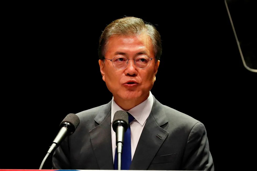 – Alle sørkoreanere har jobbet så hardt for å bygge opp igjen landet etter Koreakrigen. Jeg vil gjøre alt for å forhindre en ny krig, så jeg vil at sørkoreanerne skal føle seg trygge på at det ikke blir krig, sier Sør-Koreas president Moon Jae-in. Foto: JEON HEON-KYUN/AFP Photo/NTB Scanpix