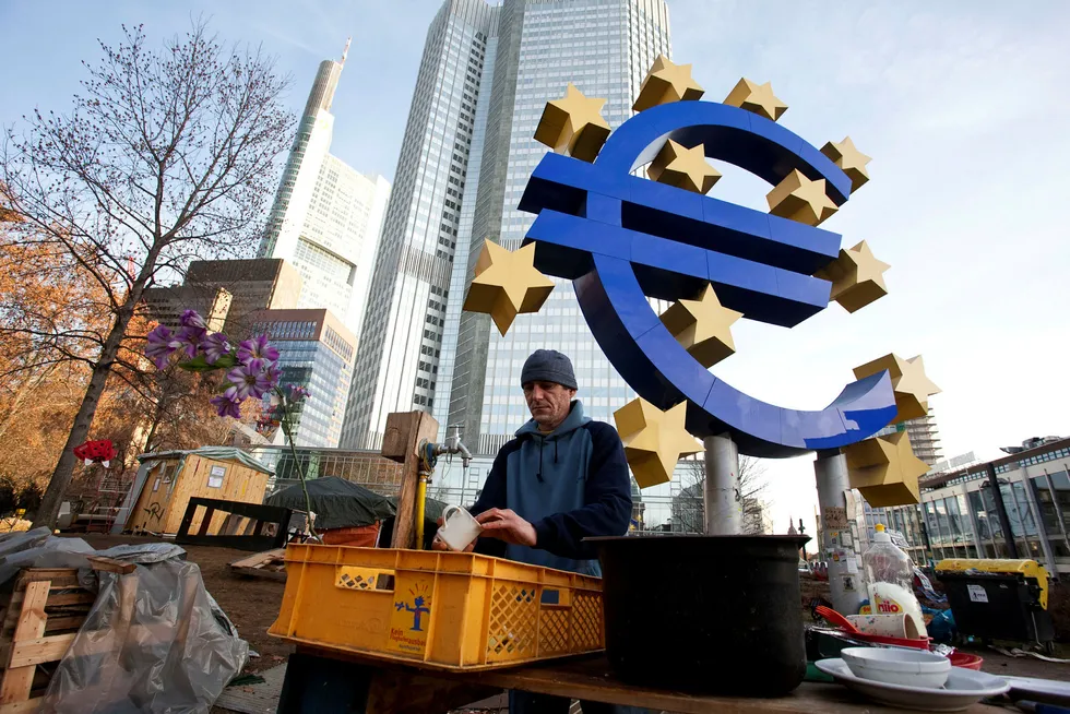 Flere land har startet pengetrykkingen, de kaller det bare noen annet, skriver Pål Ringholm. Her: Den europeiske sentralbanken, ECB, i Frankfurt i Tyskland, hvor protester mot banken pågikk i 2011, etter forrige krise.