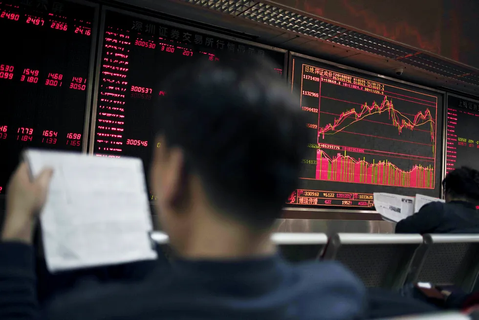Det har vært en brutal uke for investorer ved asiatiske børser. Nøkkelindeksen ved Hong Kong-børsen har ikke falt like mye siden finanskrisen høsten 2008. Foto: Nicolas Asfouri/AFP/NTB Scanpix