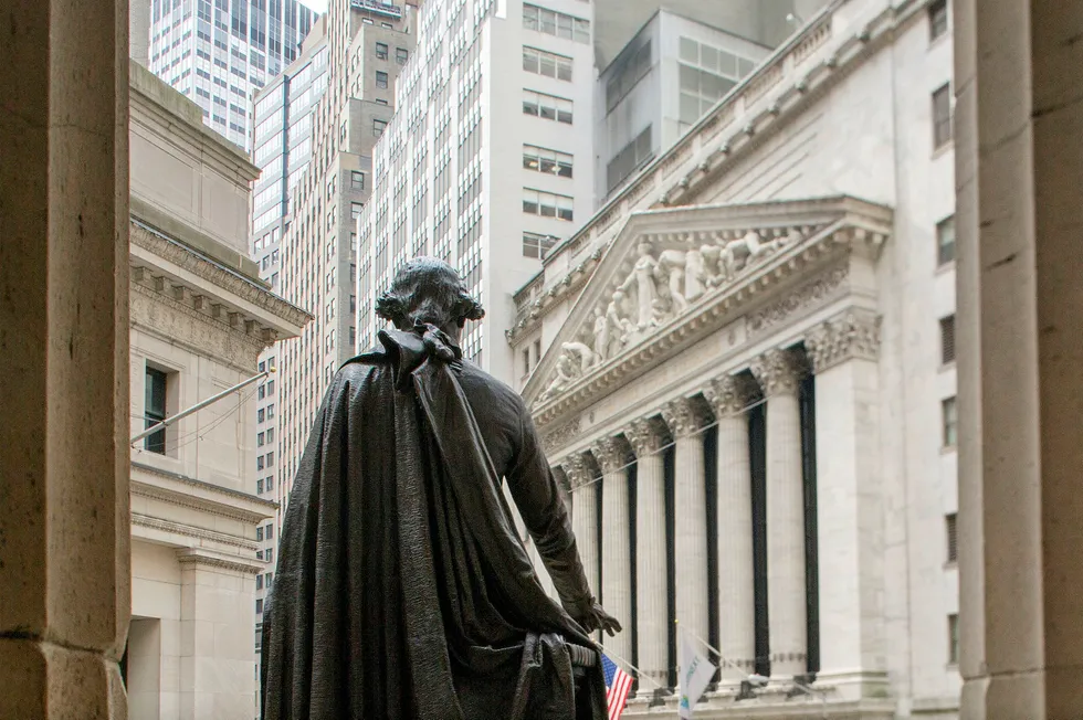 Aksjene på Wall Street falt fra start tirsdag ettermiddag, men hentet seg inn igjen ved stengetid.