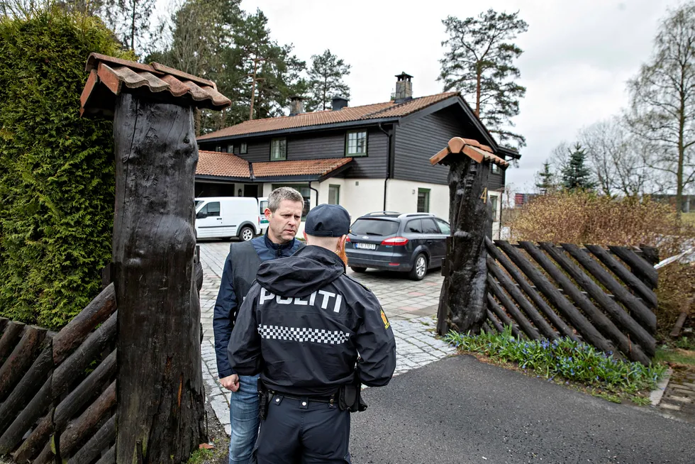 Politifolk, etterforskere, åstedgranskere og søkehunder gjør undersøkelser i Hagens bolig på Lørenskog tirsdag morgen.