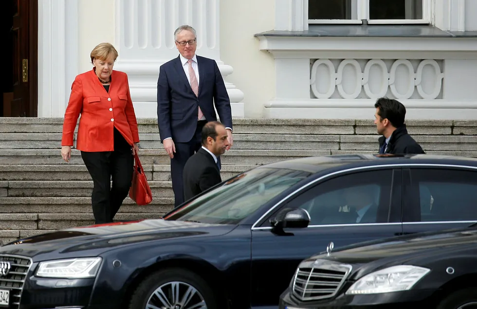 Angela Merkel forlater møtet med president Frank-Walter etter at samtaler om koalisjonsregjering kollapset i Berlin tidligere mandag. Foto: AXEL SCHMIDT/REUTERS/NTB Scanpix