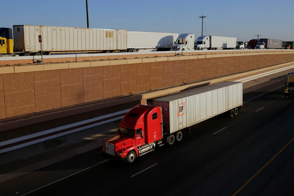 Handelen mellom USA og Mexico/Canada er enorm, og atskillige vogntog med varer krysser grensene mellom landene hver eneste dag. Foto: Eric Gay/AP photo/NTB scanpix