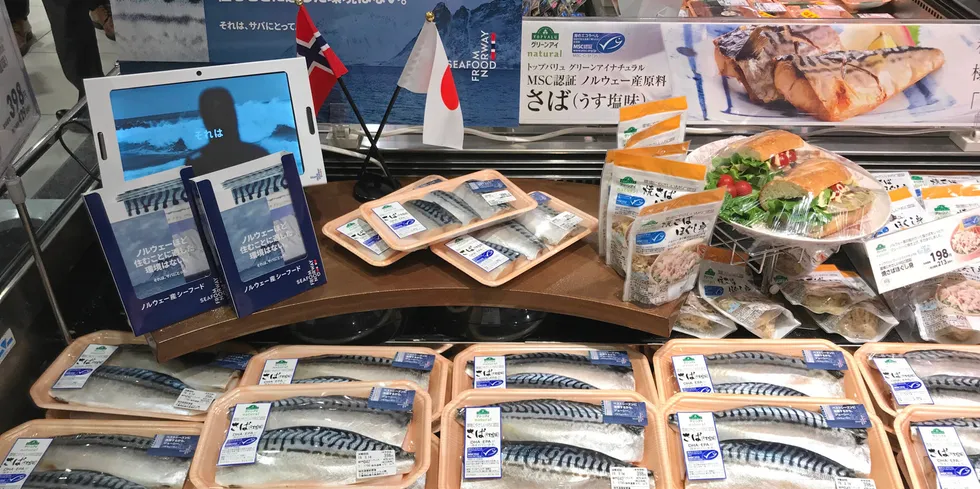 Norsk makrell i en fiskedisk i Japan. Slik har det vært i 30–40 år, men nå er britene på hugget for å overta dette markedet etter å ha stengt ute den norske flåten fra den britiske sonen.