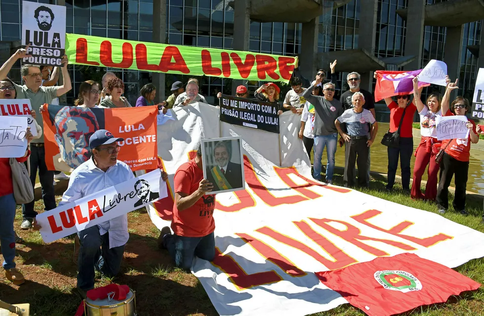Nytt materiale reiser tvil om bevismaterialet som felte tidligere president Luiz Inácio Lula da Silva for korrupsjon. På bildet demonstrerer støttespillere til da Silva.