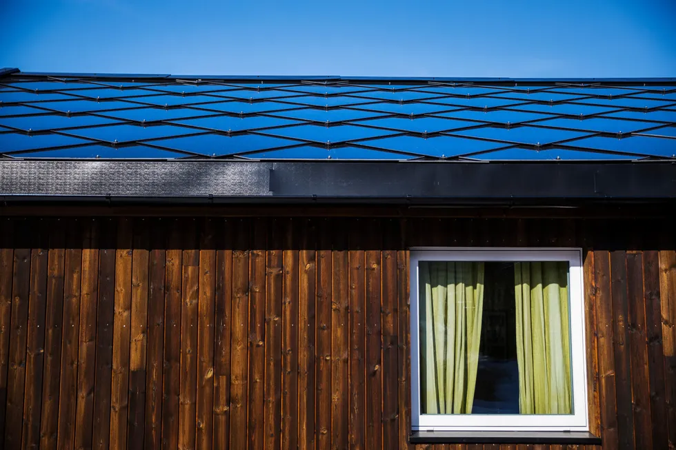Artikkelforfatterne har analysert samlet virkning på utslipp og økonomi «fra vugge til grav» for et solcelleanlegg på cirka 60 m² takflate med solforhold som i Sandefjord. Illustrasjonsfoto.