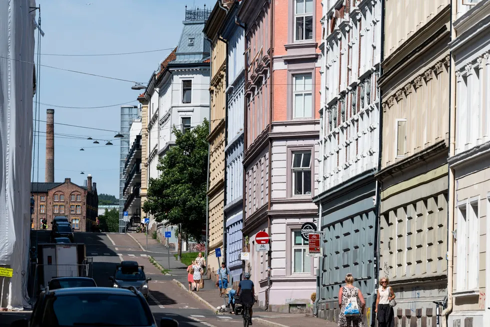 – Hvis det fortsetter slik et halvår eller et år til, vil man se tendensen til at boligprisene er systematisk overvurdert, sier boligforsker André Anundsen. Arkivfoto av boliger på Grünerløkka i Oslo.