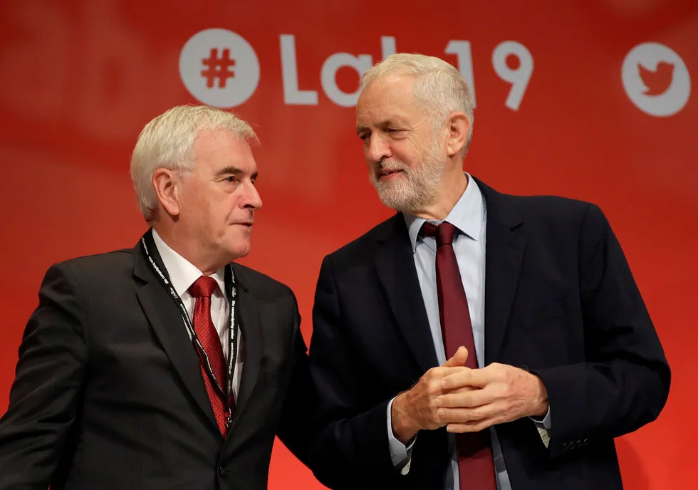 Har tatt makten? Labours EU-vennlige finanspolitiske talsmann John McDonnell (til venstre) skal ha utmanøvrert den EU-skeptiske Labour-lederen Jeremy Corbyn i et «stille kupp», skriver The Times.