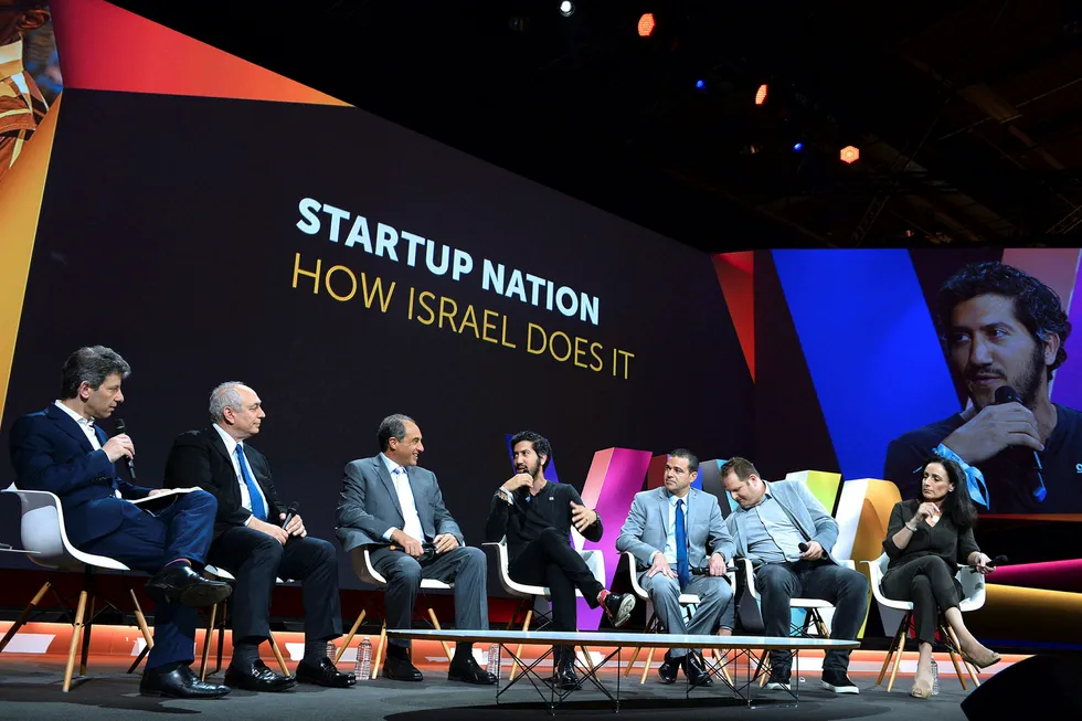 Norge kan ha mye å lære av israelsk startup-kultur mener artikkelforfatteren. Israelene selv har villig delt sine erfaringer med andre, som her ved et event i Paris i 2016. Foto: Eric Piermont/AFP/NTB Scanpix