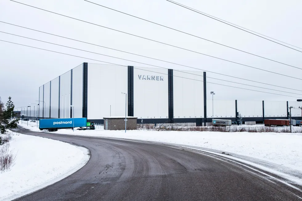 Varner-konsernet bygde dette sentrallageret i Vänersborg i Sverige for seks år siden. Nå har kleskonsernet solgt logistikkanlegget til et selskap eid av Stein Erik Hagen og Edgar Haugen som skal stå for en større utvidelse.